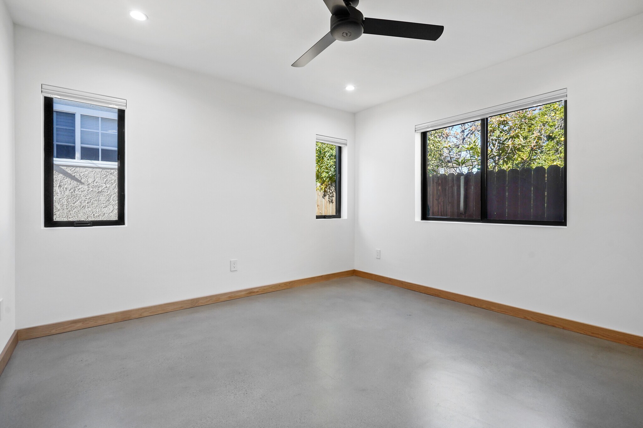 Building Photo - 6004 Lindley Ave