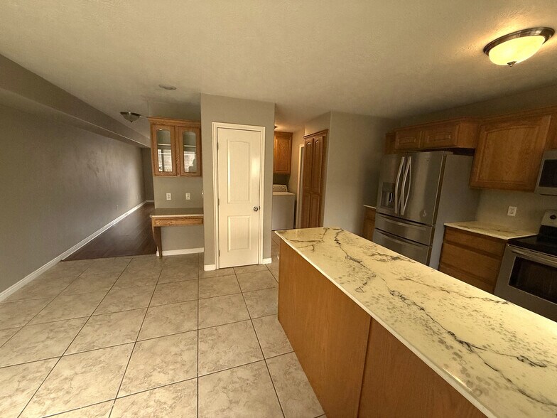 Building Photo - 1167 E 400 S