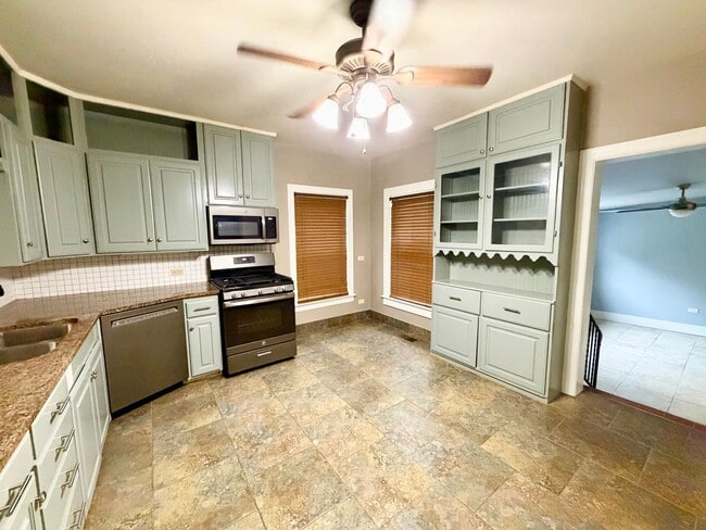 Building Photo - Spacious 3 bedroom with its own micro-park!