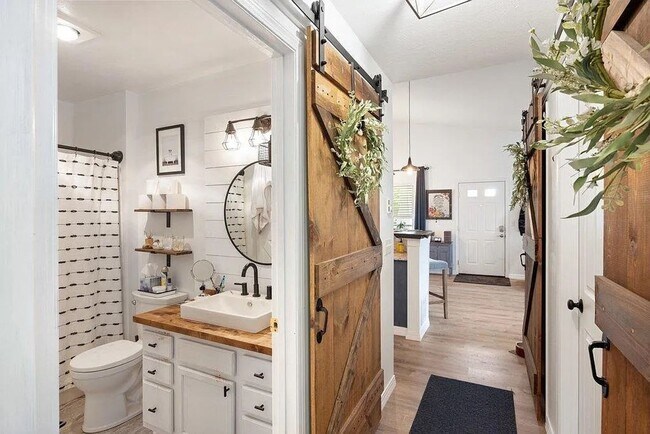 Building Photo - Modern 2 Bed, 1 Bath Condo near Dishman Hills!