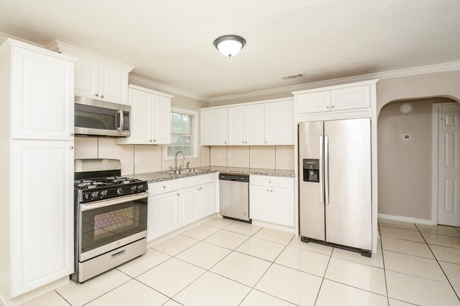 Building Photo - 2109 Pomona Dr