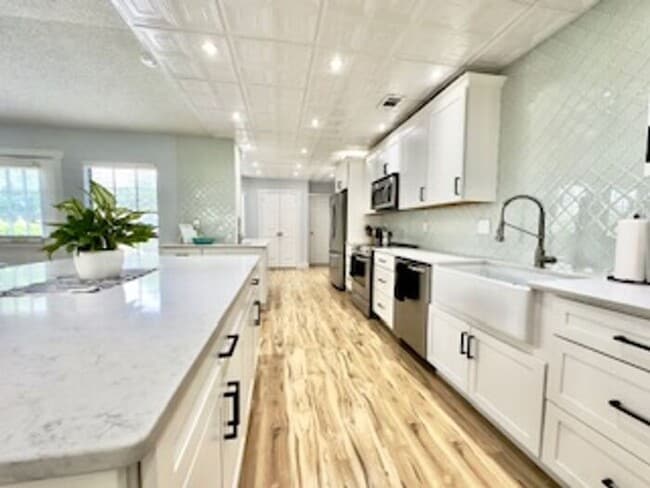 Building Photo - Fully renovated executive home