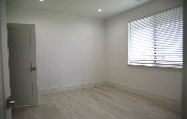 Building Photo - Modern Duplex for Rent