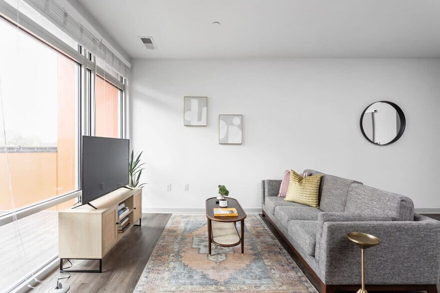 Primary Photo - 747 N College Ave