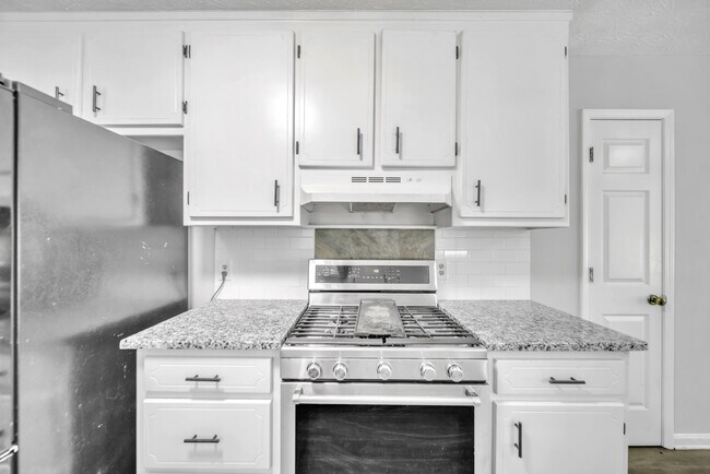 Building Photo - 608 Wood Ridge Dr