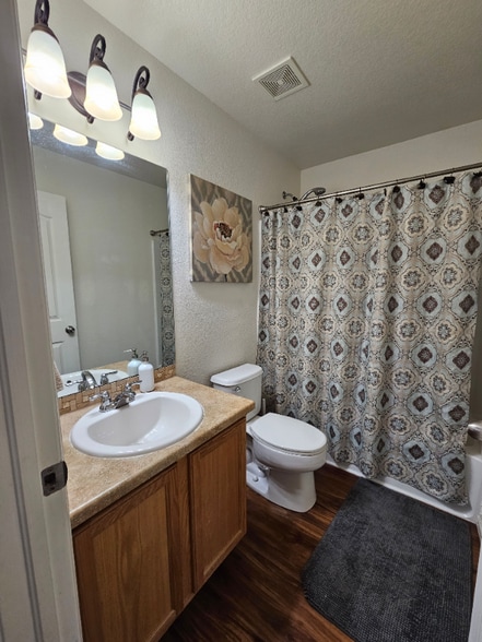 Building Photo - 9585 Castle Oaks Dr