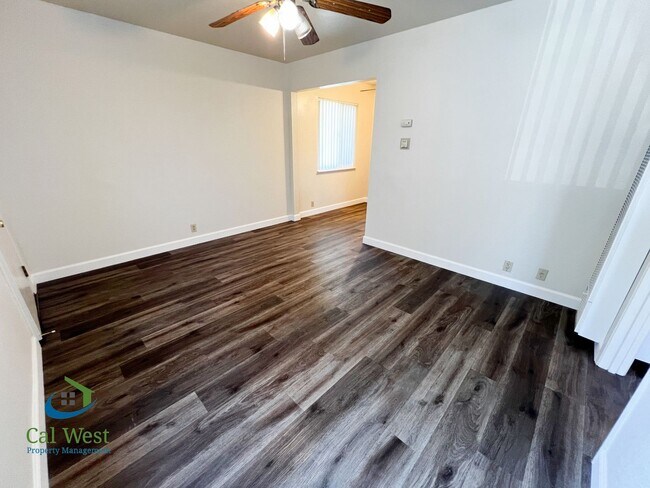 Building Photo - $1995 - Cozy 1/1 located near the Rose Garden