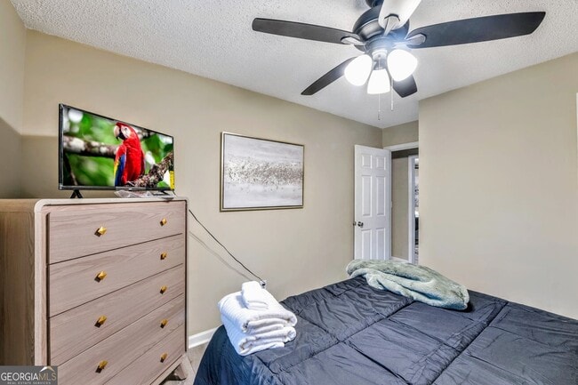 Building Photo - 8008 Clearview Cir