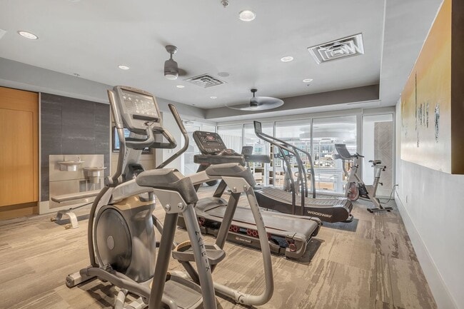 Building Photo - Awesome 1BE/1BA Condo in the Gulch w/2-res...