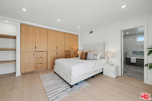 Building Photo - 2831 Overland Ave