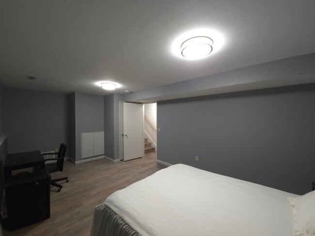 Building Photo - Fully Furnished Home