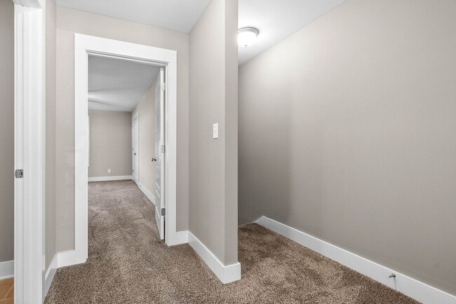 Building Photo - Large 2 Bedroom Condo For Rent Near Downtown Clarksville!