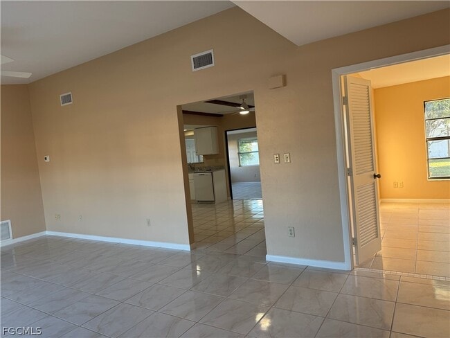 Building Photo - 234 Oakside St