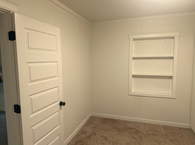 Building Photo - Beautifully Remodeled 2 Bed/1 Bath Single ...