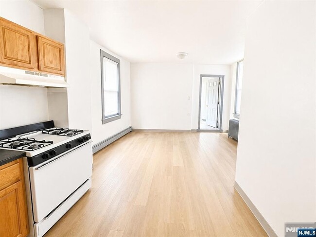 Building Photo - 840 Mt Prospect Ave