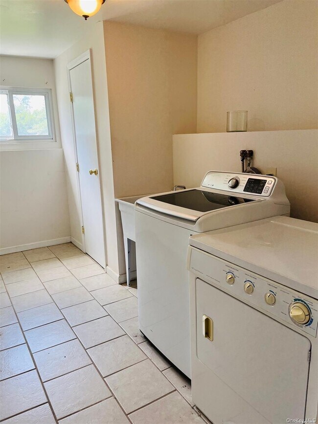 Building Photo - 40 Willets Dr