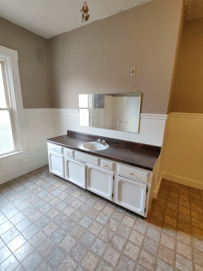 Building Photo - 3-113 N Tompkins St