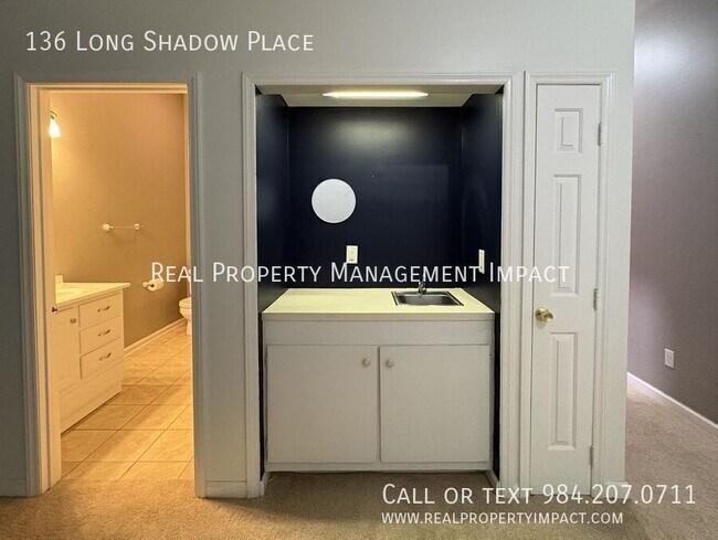 Building Photo - 136 Long Shadow Pl