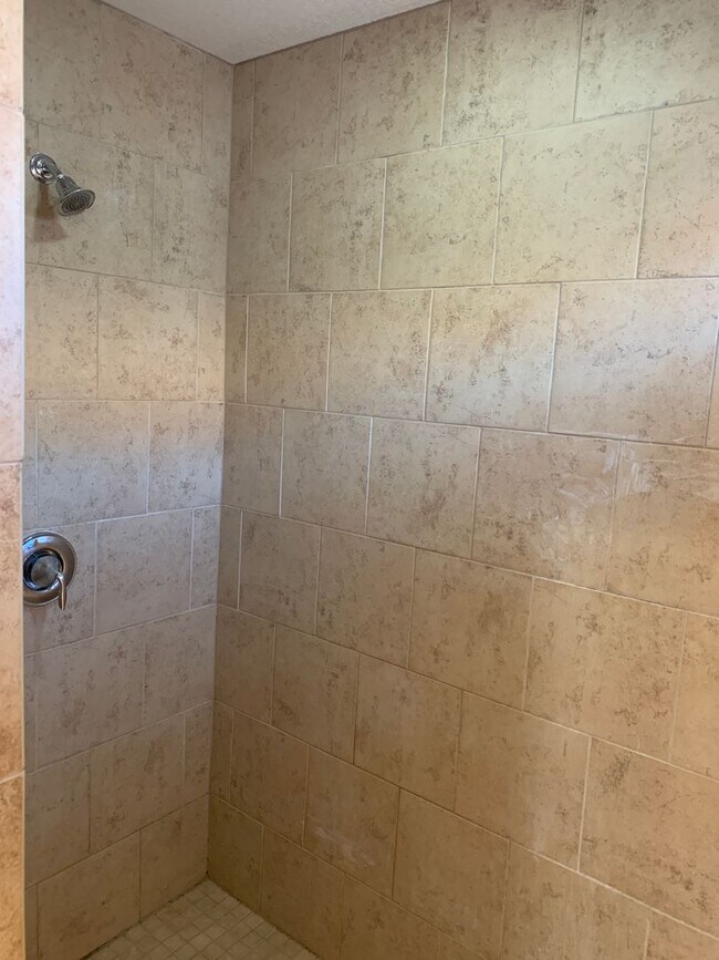 Building Photo - Gorgeous 2 Bedroom + Den, 2 Bathroom Home in Thompson River Ranch!