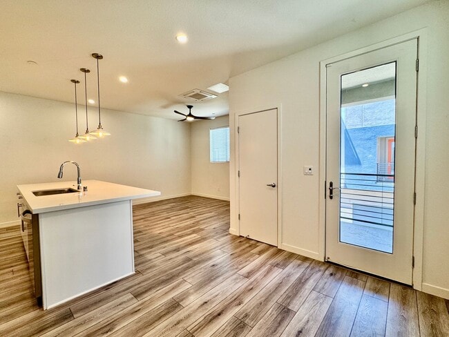 Building Photo - NEWER 2 BED, 2.5. BATH TOWNHOME IN BROADWAY AREA OF SACRAMENTO