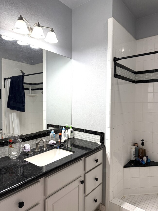 Building Photo - 1425 W Villa Maria Rd