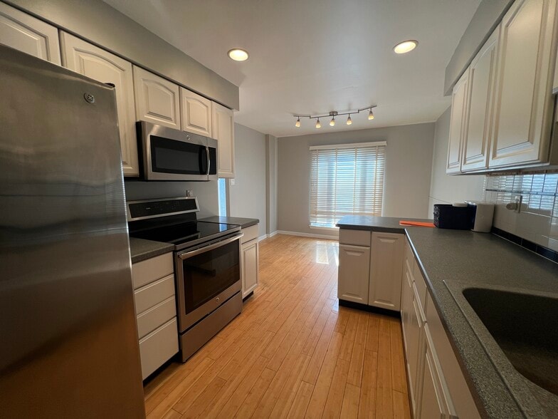 Building Photo - 919 Putnam Blvd