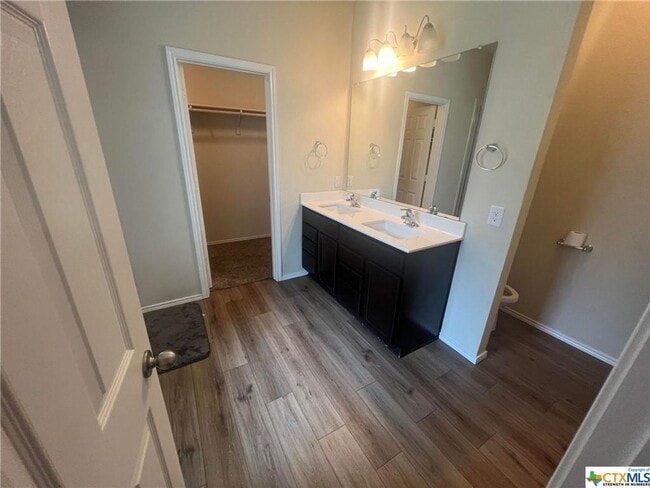 Building Photo - Lovely 3 bed 2 bath coming soon!