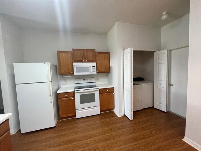 Building Photo - 865 10th Dr