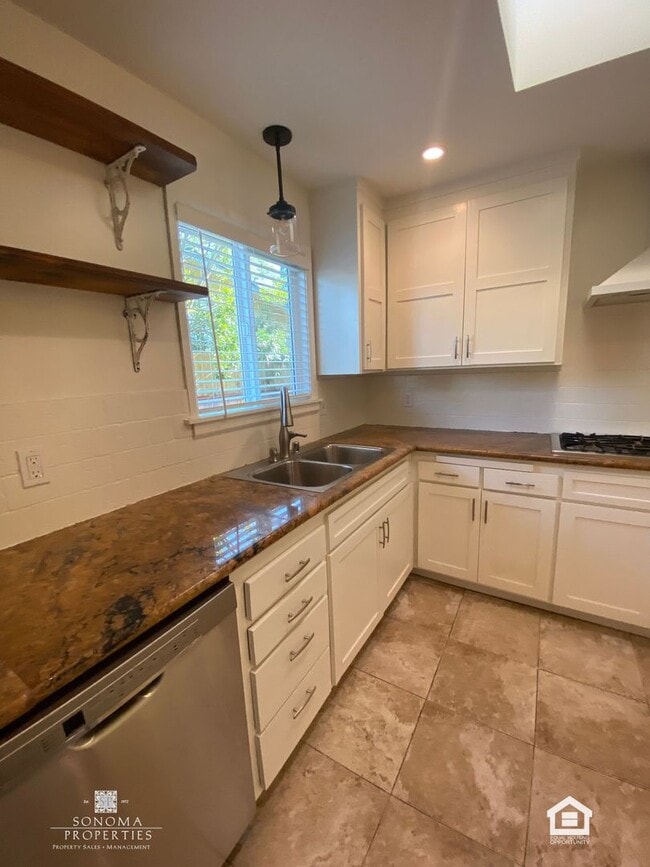 Building Photo - Bright & Cheery 2 Bedroom Home