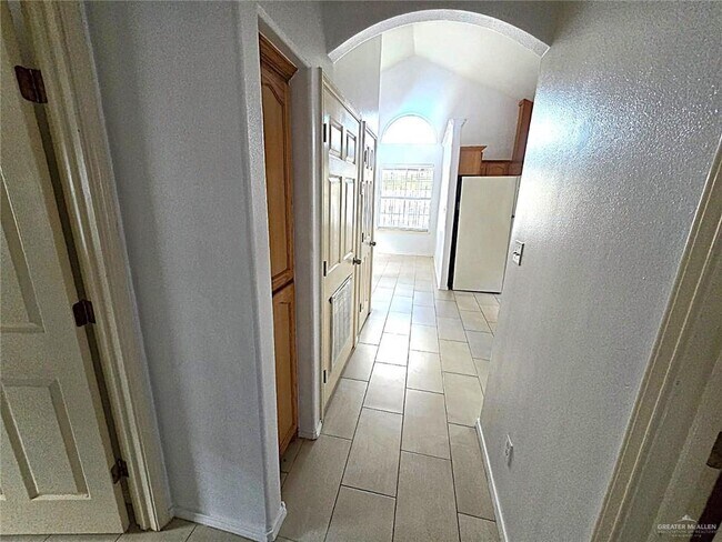 Building Photo - 17 West Dr