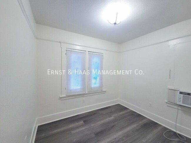 Building Photo - Charming 1 Bedroom Bungalow Apartment in C...