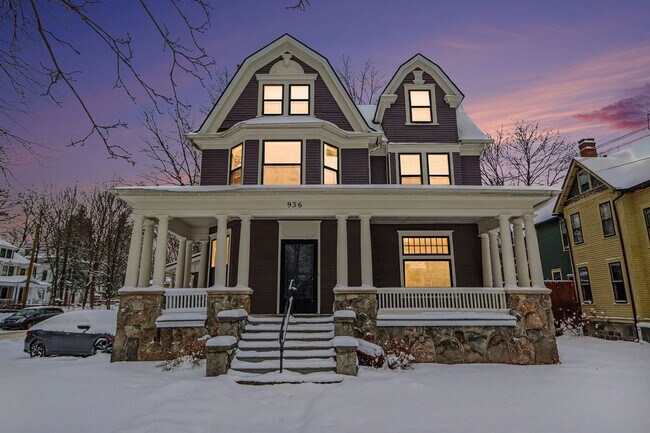 Building Photo - 936 W Kalamazoo Ave