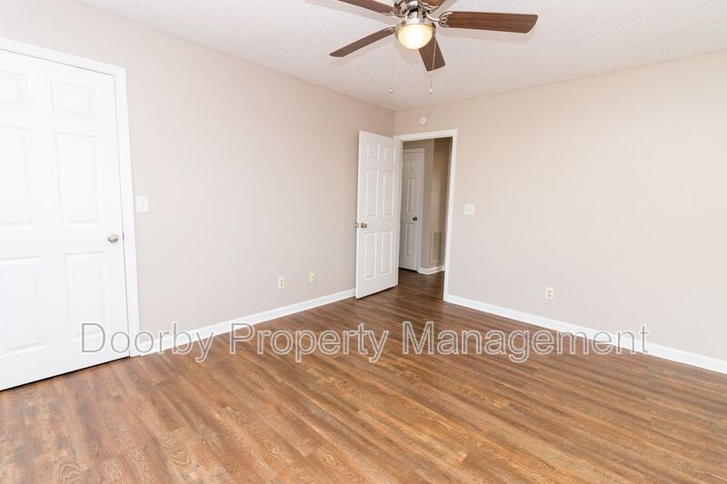 Building Photo - 464 Guyler St