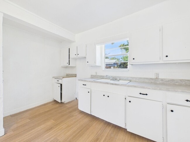 Building Photo - AFFORDABLE DUPLEX IN RAYNE!