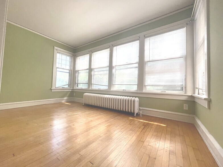 Building Photo - 2533 N Lake Dr