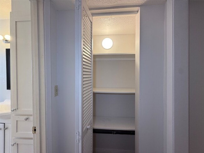 Building Photo - 425 E 9th St