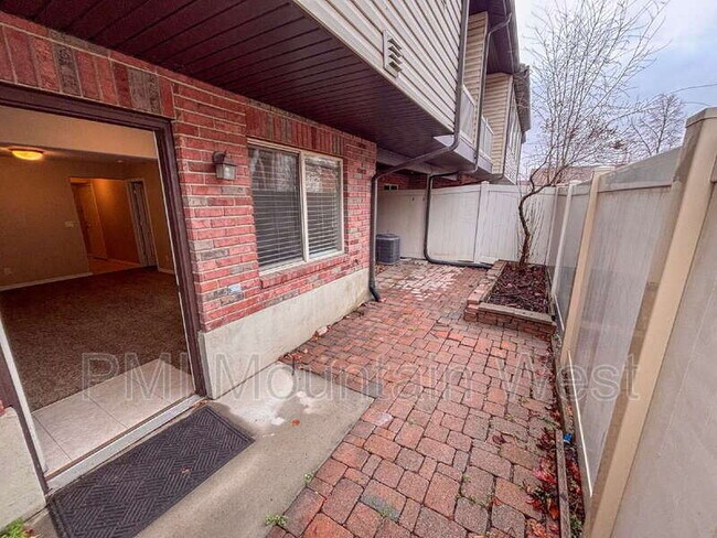 Building Photo - 208 Lyman Ln