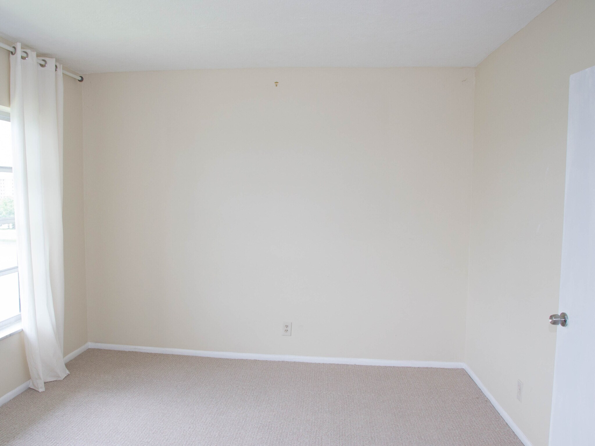 Building Photo - 2801 N Palm Aire Dr