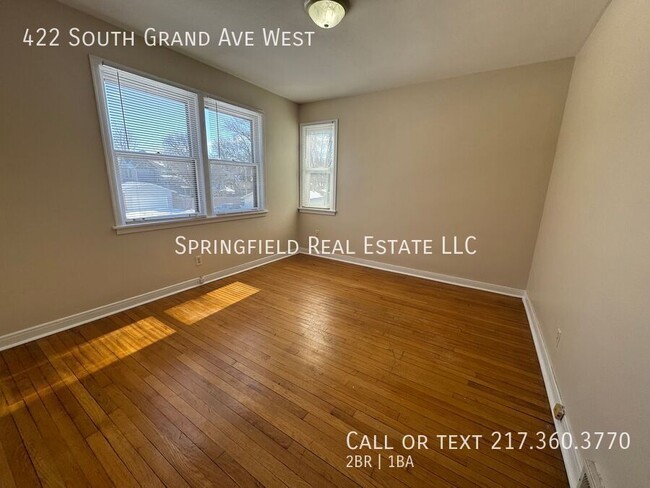 Building Photo - Spacious 2 Bed, 1 Bath Upper Duplex with H...