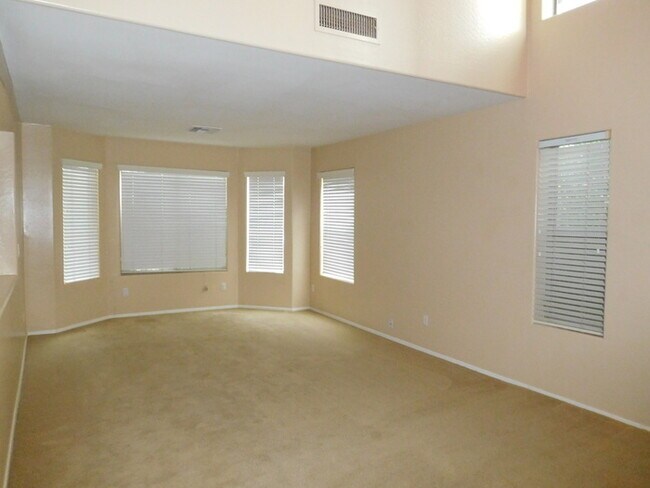 Building Photo - Huge 2700 SFT, Golf-view Community in Villages at Queen Creek!