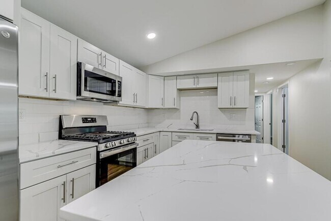 Building Photo - 835 Niagara Ln N