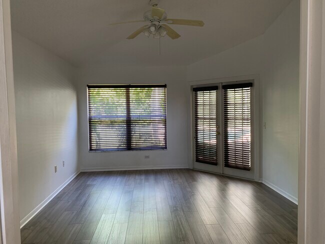 Building Photo - 231 Shady Oak Loop