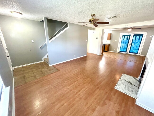 Building Photo - **MOVE-IN SPECIAL** MUST SEE! 3 Bedroom / ...