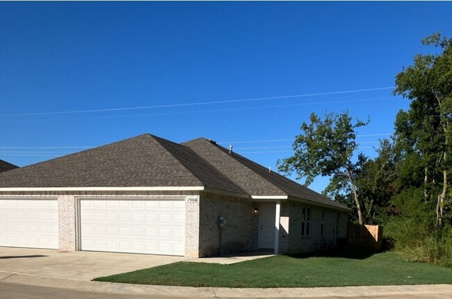 Primary Photo - 3 bed 2 bath 2 car garage with fenced back...