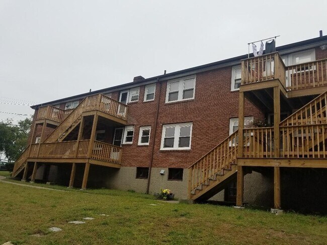 Building Photo - 915 Hancock St