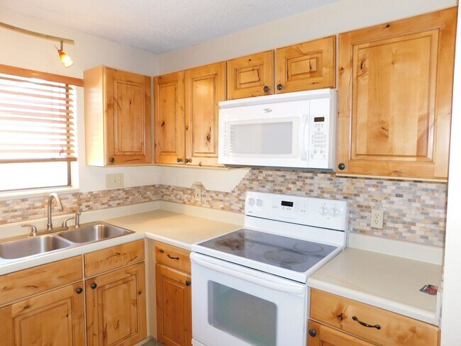 Building Photo - 961 Lakeside Dr