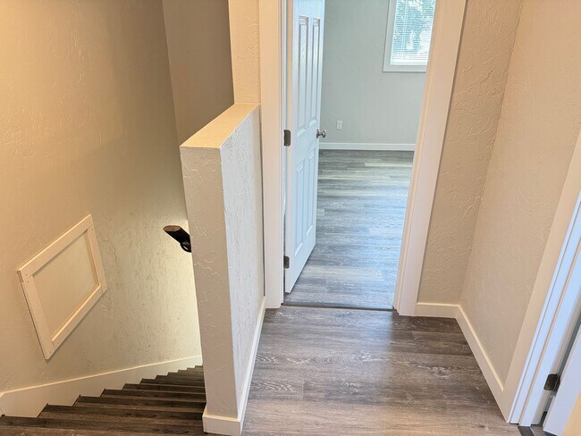 Building Photo - New 2 bed 1 1/2 bath duplex in Springfield!