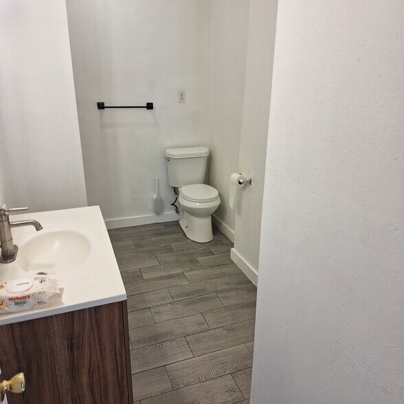 Building Photo - 916 Adele St