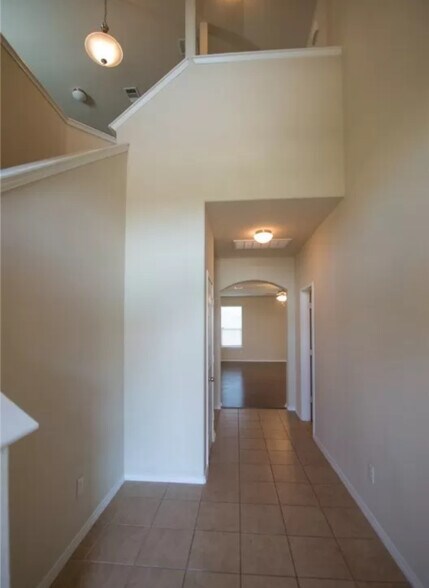 Building Photo - 3403 Cricklewood Dr