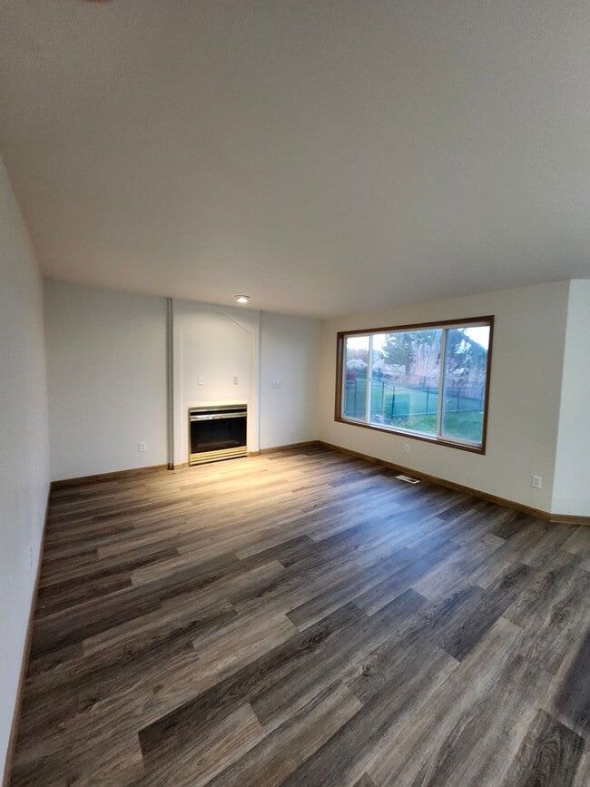 Building Photo - Move-In Special: $1000 off- Golf Course Living!